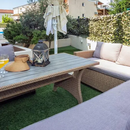 Bruno's Pool House Ciovo * 特罗吉尔