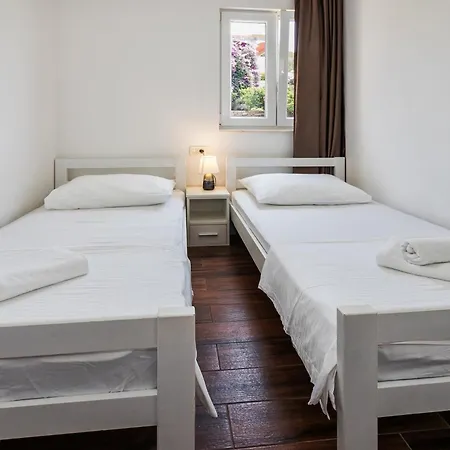 Bruno's Pool House Ciovo Appartement *