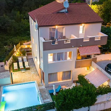 Bruno's Poolside - Near *