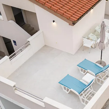 Apartment Bruno's Poolside - Near Trogir