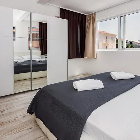 Bruno'S Pool House Ciovo 아파트 트로기르