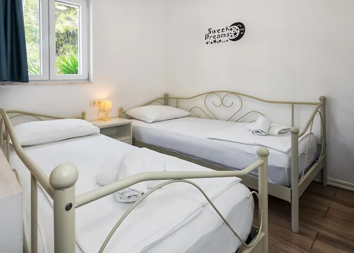 Bruno's Pool House Ciovo Апартаменти