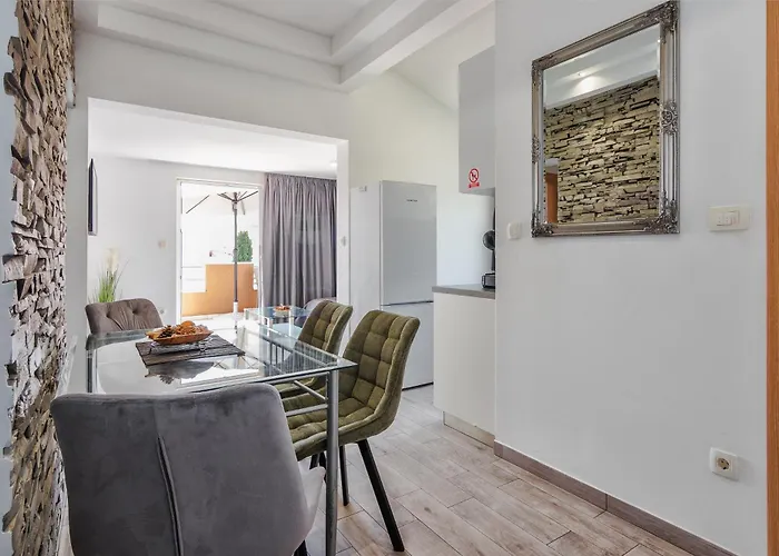 Bruno's Pool House Ciovo Апартаменти Трогір